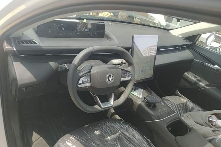 Used CHANGAN Eado 2025 Blue Whale 1.5T 500Bar Prestige Model Center Console