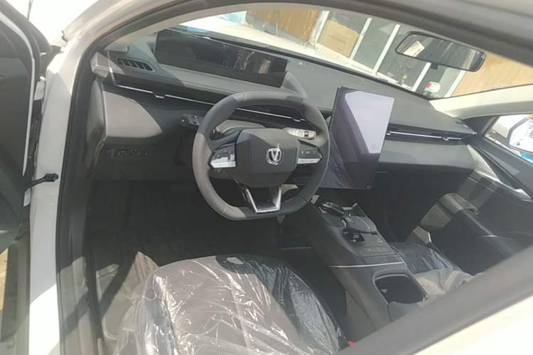 Used CHANGAN Eado 2025 Blue Whale 1.5T 500Bar Prestige Model Center Console