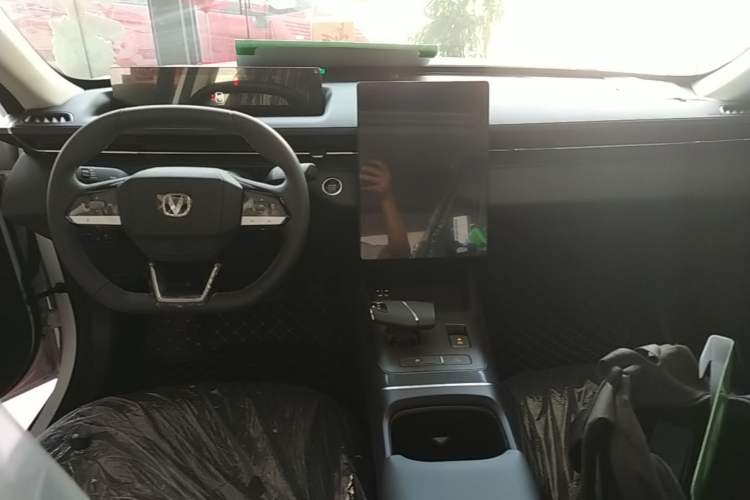 Used CHANGAN Eado 2025 Blue Whale 1.5T 500Bar Prestige Model Center Console