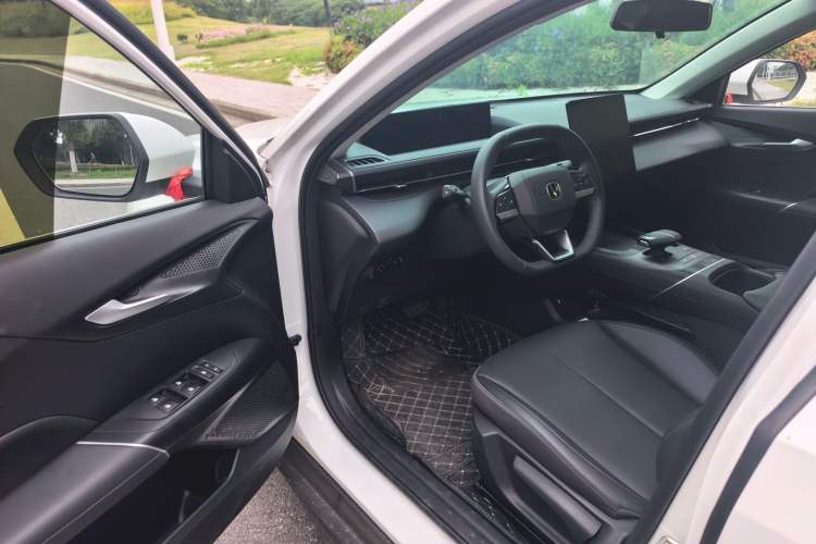Used CHANGAN Eado 2025 Blue Whale 1.5T 500Bar Prestige Model Driver Seat