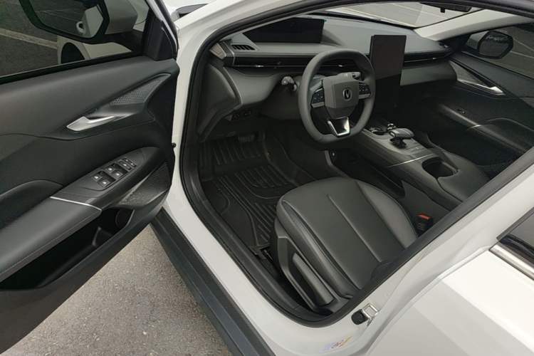 Used CHANGAN Eado 2025 Blue Whale 1.5T 500Bar Prestige Model Driver Seat