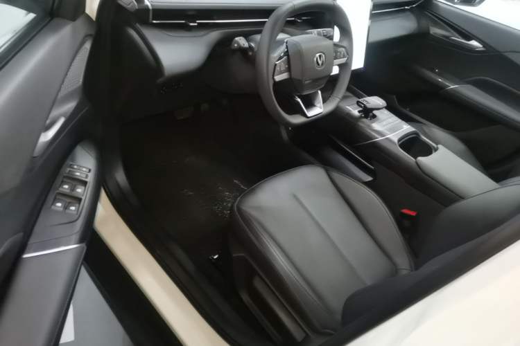 Used CHANGAN Eado 2025 Blue Whale 1.5T 500Bar Prestige Model Driver Seat