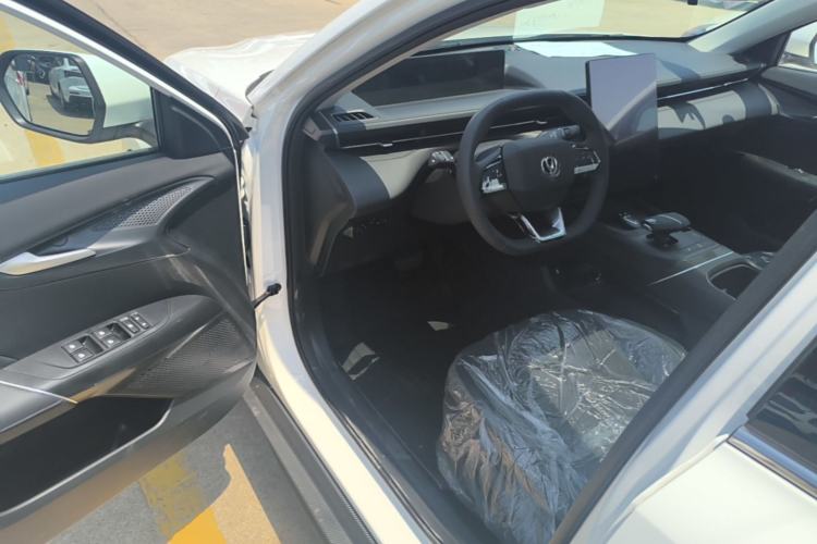 Used CHANGAN Eado 2025 Blue Whale 1.5T 500Bar Prestige Model Driver Seat