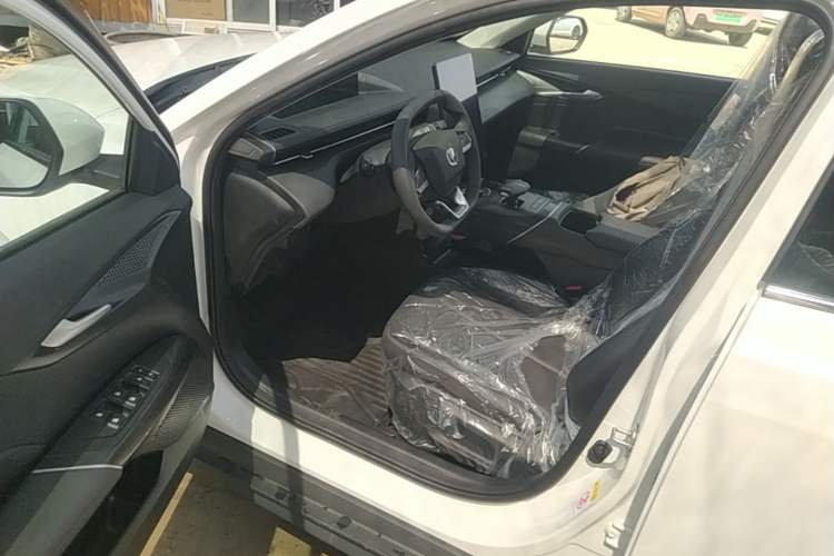 Used CHANGAN Eado 2025 Blue Whale 1.5T 500Bar Prestige Model Driver Seat