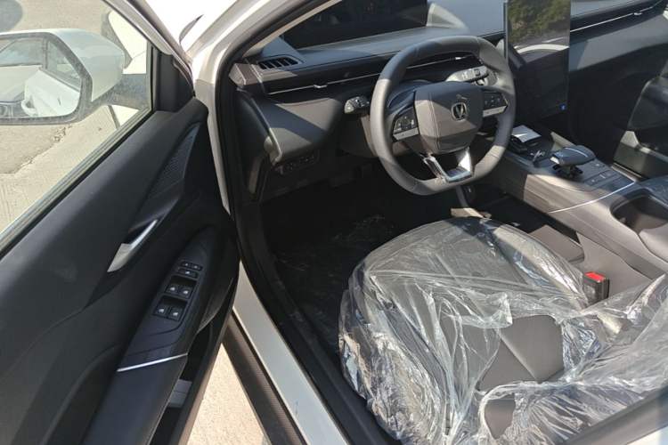 Used CHANGAN Eado 2025 Blue Whale 1.5T 500Bar Prestige Model Driver Seat