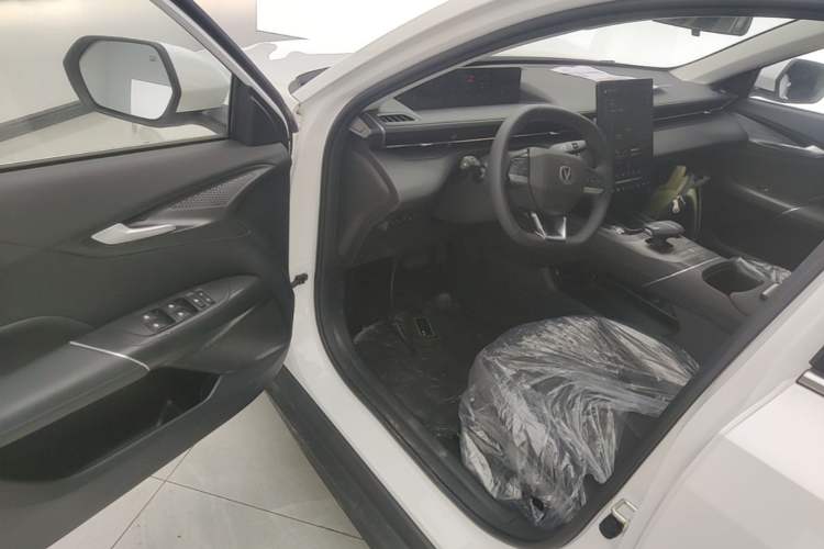 Used CHANGAN Eado 2025 Blue Whale 1.5T 500Bar Prestige Model Driver Seat
