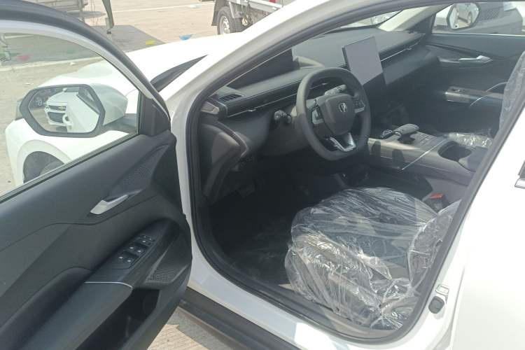 Used CHANGAN Eado 2025 Blue Whale 1.5T 500Bar Prestige Model Driver Seat