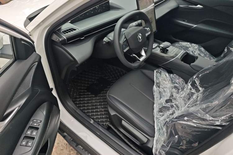 Used CHANGAN Eado 2025 Blue Whale 1.5T 500Bar Prestige Model Driver Seat