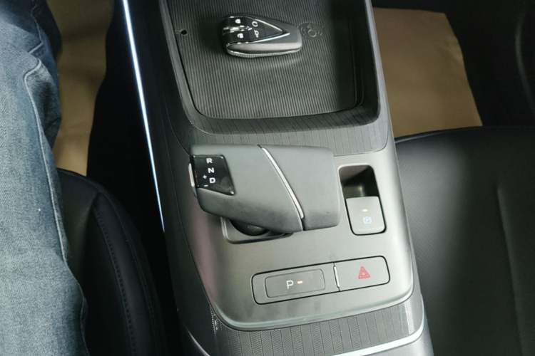 Used CHANGAN Eado 2025 Blue Whale 1.5T 500Bar Prestige Model Gear Lever