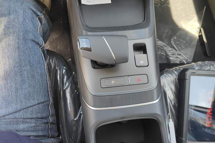 Used CHANGAN Eado 2025 Blue Whale 1.5T 500Bar Prestige Model Gear Lever