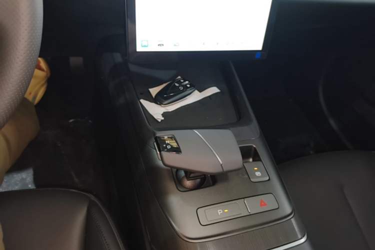 Used CHANGAN Eado 2025 Blue Whale 1.5T 500Bar Prestige Model Gear Lever