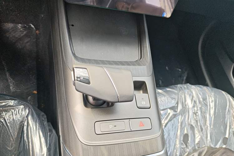 Used CHANGAN Eado 2025 Blue Whale 1.5T 500Bar Prestige Model Gear Lever