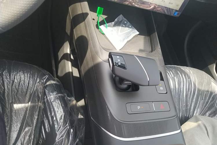 Used CHANGAN Eado 2025 Blue Whale 1.5T 500Bar Prestige Model Gear Lever