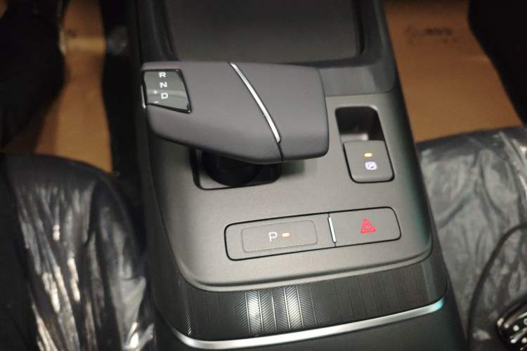 Used CHANGAN Eado 2025 Blue Whale 1.5T 500Bar Prestige Model Gear Lever
