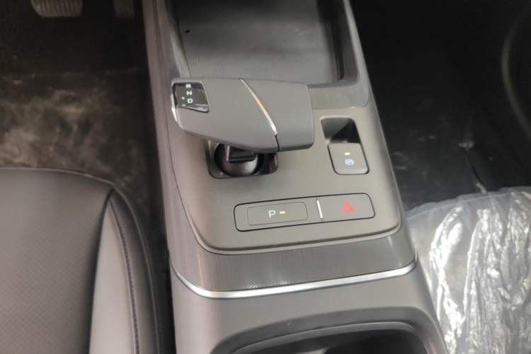 Used CHANGAN Eado 2025 Blue Whale 1.5T 500Bar Prestige Model Gear Lever
