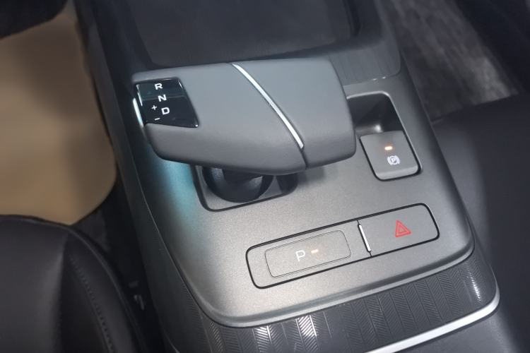 Used CHANGAN Eado 2025 Blue Whale 1.5T 500Bar Prestige Model Gear Lever