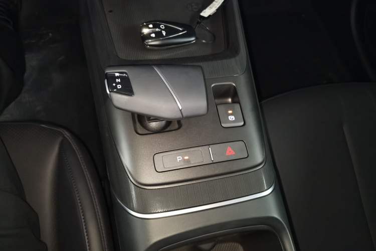 Used CHANGAN Eado 2025 Blue Whale 1.5T 500Bar Prestige Model Gear Lever