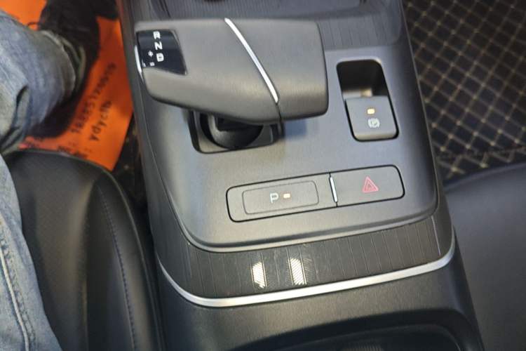 Used CHANGAN Eado 2025 Blue Whale 1.5T 500Bar Prestige Model Gear Lever