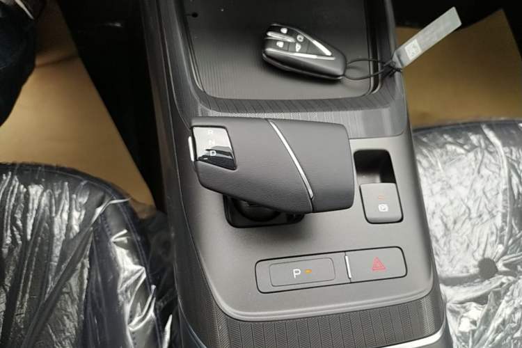 Used CHANGAN Eado 2025 Blue Whale 1.5T 500Bar Prestige Model Gear Lever