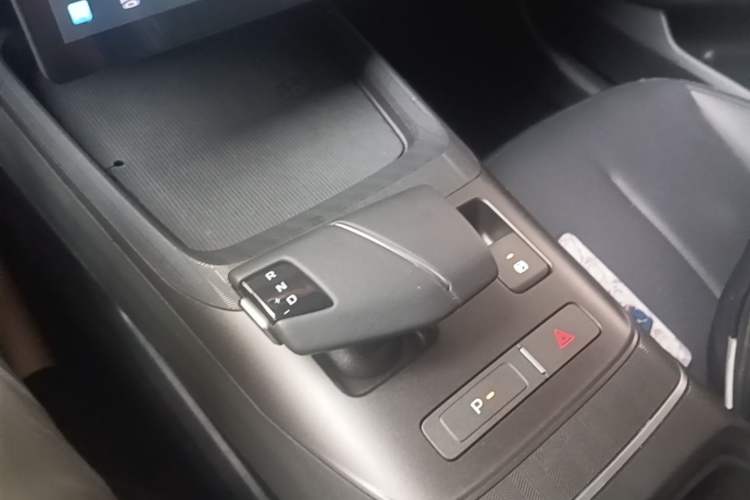 Used CHANGAN Eado 2025 Blue Whale 1.5T 500Bar Prestige Model Gear Lever
