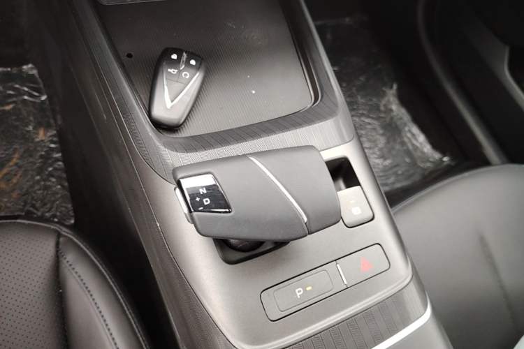 Used CHANGAN Eado 2025 Blue Whale 1.5T 500Bar Prestige Model Gear Lever