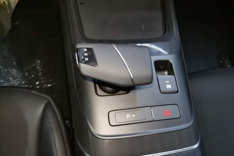 Used CHANGAN Eado 2025 Blue Whale 1.5T 500Bar Prestige Model Gear Lever