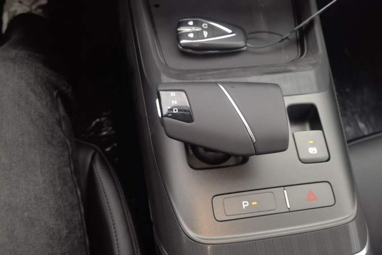 Used CHANGAN Eado 2025 Blue Whale 1.5T 500Bar Prestige Model Gear Lever