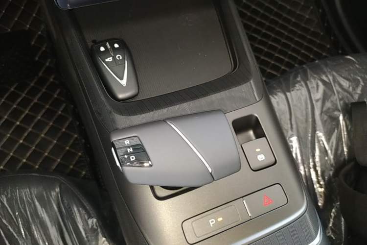 Used CHANGAN Eado 2025 Blue Whale 1.5T 500Bar Prestige Model Gear Lever
