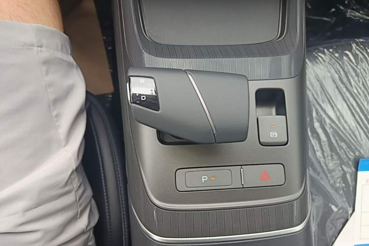 Used CHANGAN Eado 2025 Blue Whale 1.5T 500Bar Prestige Model Gear Lever
