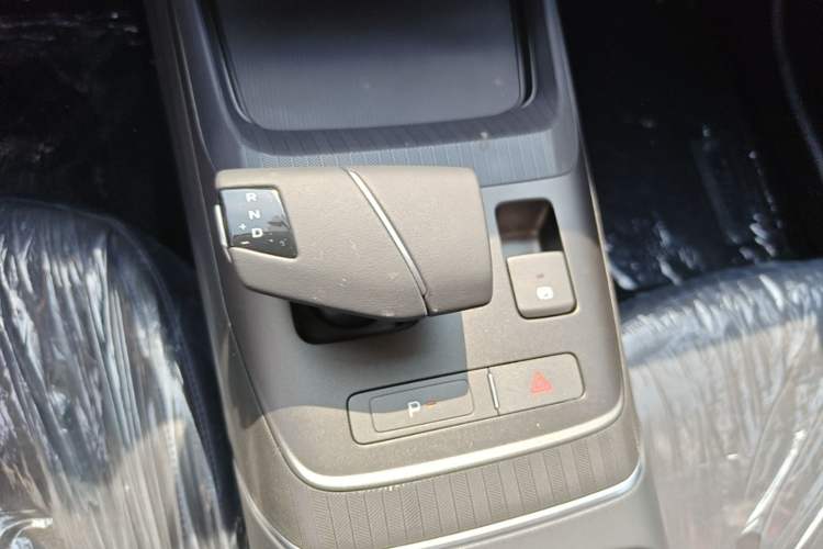 Used CHANGAN Eado 2025 Blue Whale 1.5T 500Bar Prestige Model Gear Lever