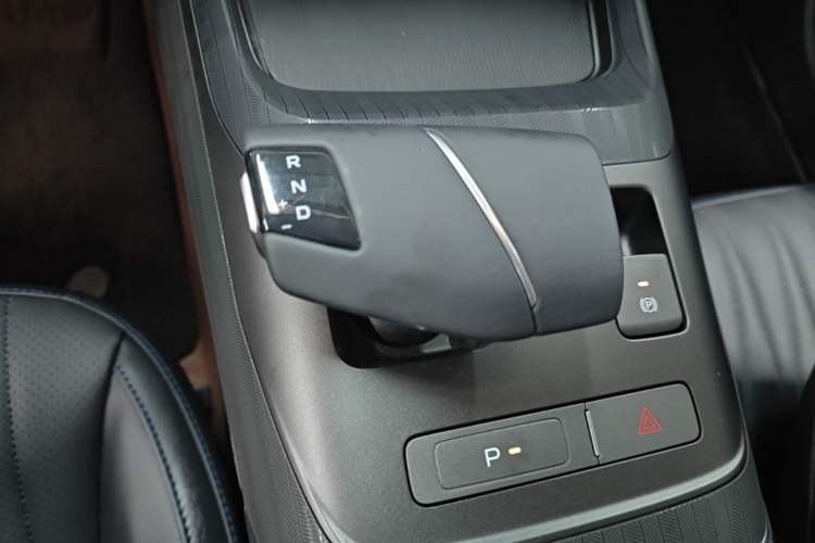 Used CHANGAN Eado 2025 Blue Whale 1.5T 500Bar Flagship Model Gear Lever