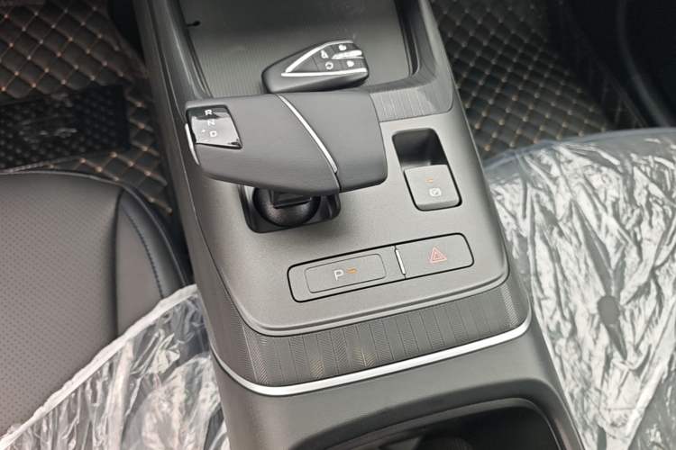 Used CHANGAN Eado 2025 Blue Whale 1.5T 500Bar Prestige Model Gear Lever
