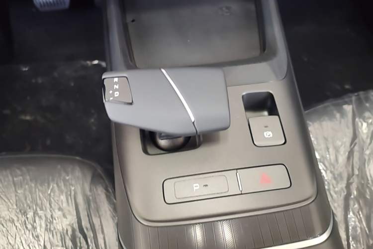 Used CHANGAN Eado 2025 Blue Whale 1.5T 500Bar Prestige Model Gear Lever