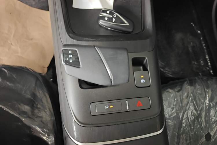 Used CHANGAN Eado 2025 Blue Whale 1.5T 500Bar Prestige Model Gear Lever