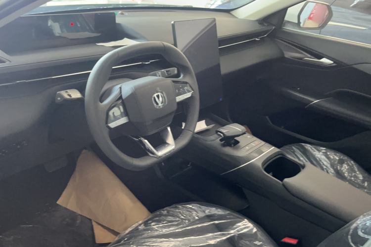 Used CHANGAN Eado 2025 Blue Whale 1.5T 500Bar Prestige Model Interior 1