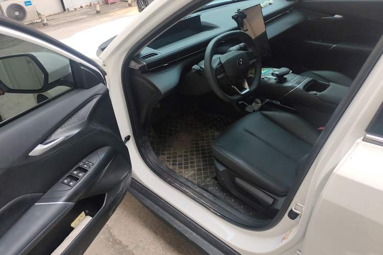 Used CHANGAN Eado 2025 Blue Whale 1.5T 500Bar Prestige Model Interior 3