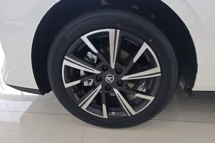 Used CHANGAN Eado 2025 Blue Whale 1.5T 500Bar Prestige Model Left Front Wheel Hub