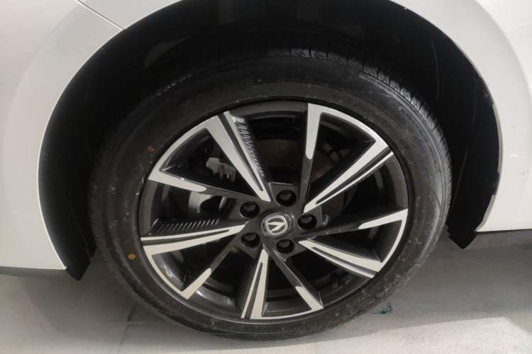 Used CHANGAN Eado 2025 Blue Whale 1.5T 500Bar Prestige Model Left Front Wheel Hub