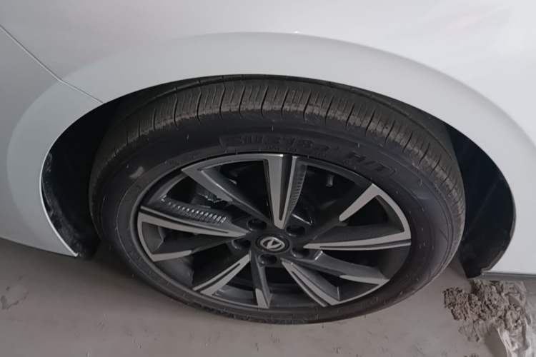Used CHANGAN Eado 2025 Blue Whale 1.5T 500Bar Prestige Model Left Front Wheel Hub