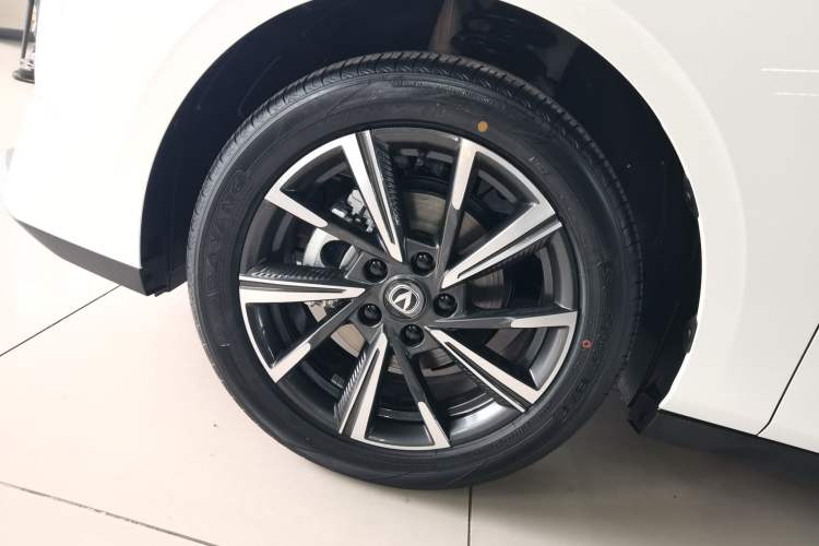 Used CHANGAN Eado 2025 Blue Whale 1.5T 500Bar Prestige Model Left Front Wheel Hub
