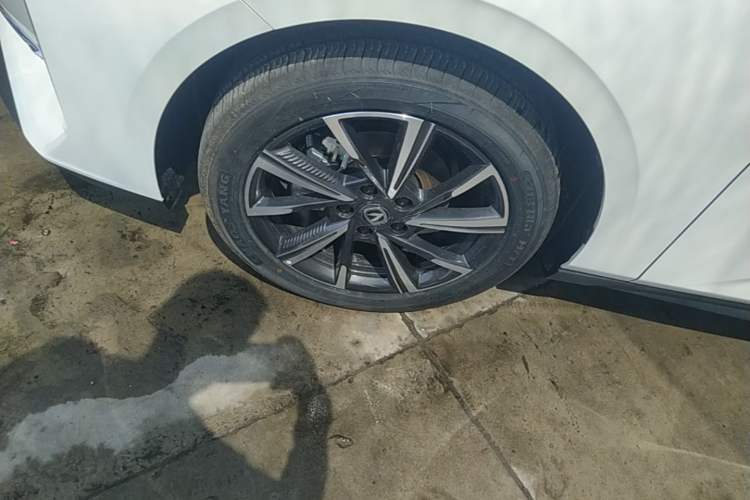 Used CHANGAN Eado 2025 Blue Whale 1.5T 500Bar Prestige Model Left Front Wheel Hub