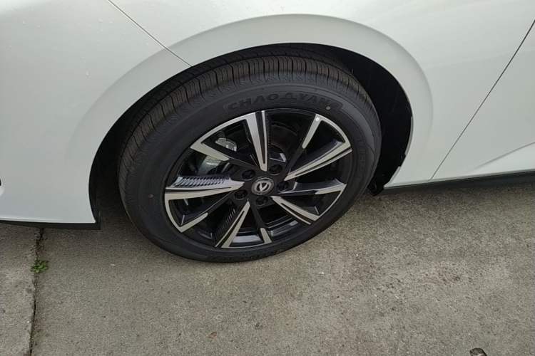 Used CHANGAN Eado 2025 Blue Whale 1.5T 500Bar Prestige Model Left Front Wheel Hub