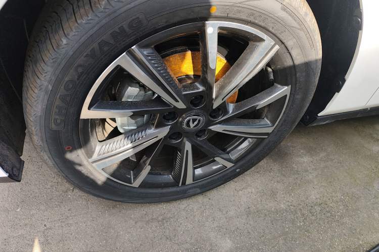 Used CHANGAN Eado 2025 Blue Whale 1.5T 500Bar Prestige Model Left Front Wheel Hub