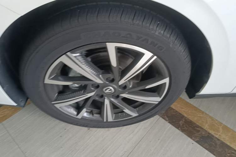 Used CHANGAN Eado 2025 Blue Whale 1.5T 500Bar Prestige Model Left Front Wheel Hub