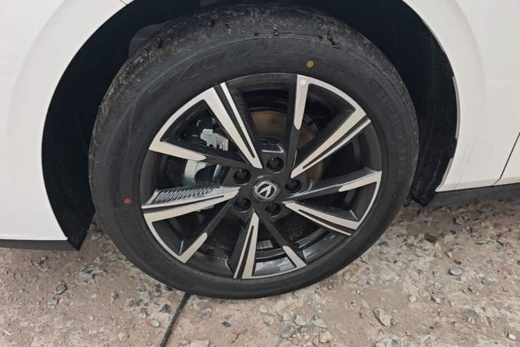 Used CHANGAN Eado 2025 Blue Whale 1.5T 500Bar Prestige Model Left Front Wheel Hub
