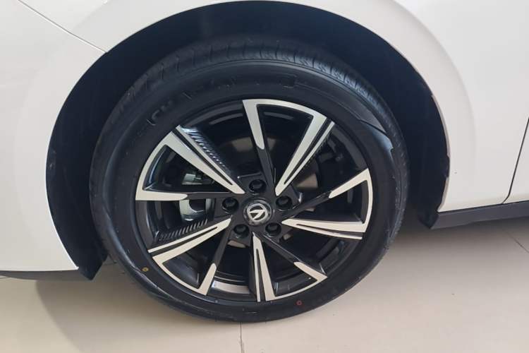 Used CHANGAN Eado 2025 Blue Whale 1.5T 500Bar Prestige Model Left Front Wheel Hub