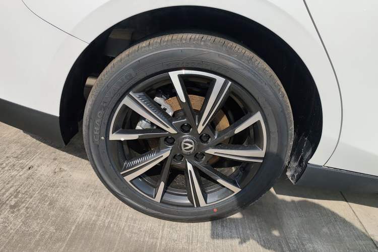 Used CHANGAN Eado 2025 Blue Whale 1.5T 500Bar Prestige Model Right Rear Wheel Hub