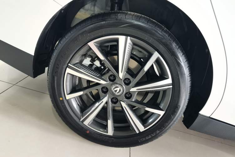 Used CHANGAN Eado 2025 Blue Whale 1.5T 500Bar Prestige Model Right Rear Wheel Hub