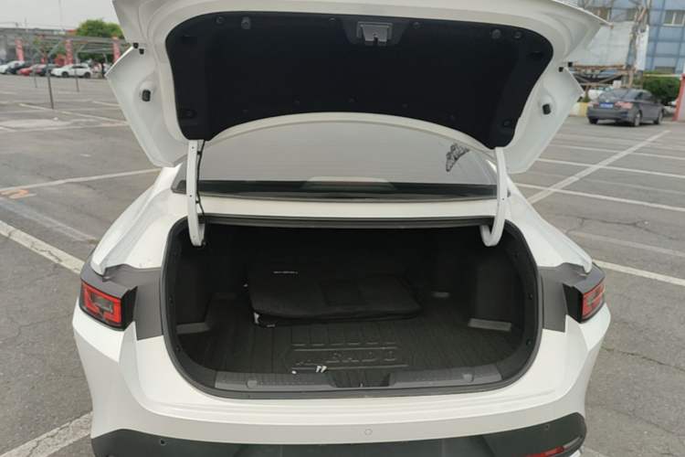 Used CHANGAN Eado 2025 Blue Whale 1.5T 500Bar Prestige Model Trunk