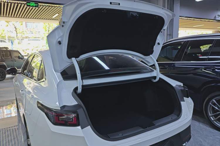 Used CHANGAN Eado 2025 Blue Whale 1.5T 500Bar Prestige Model Trunk